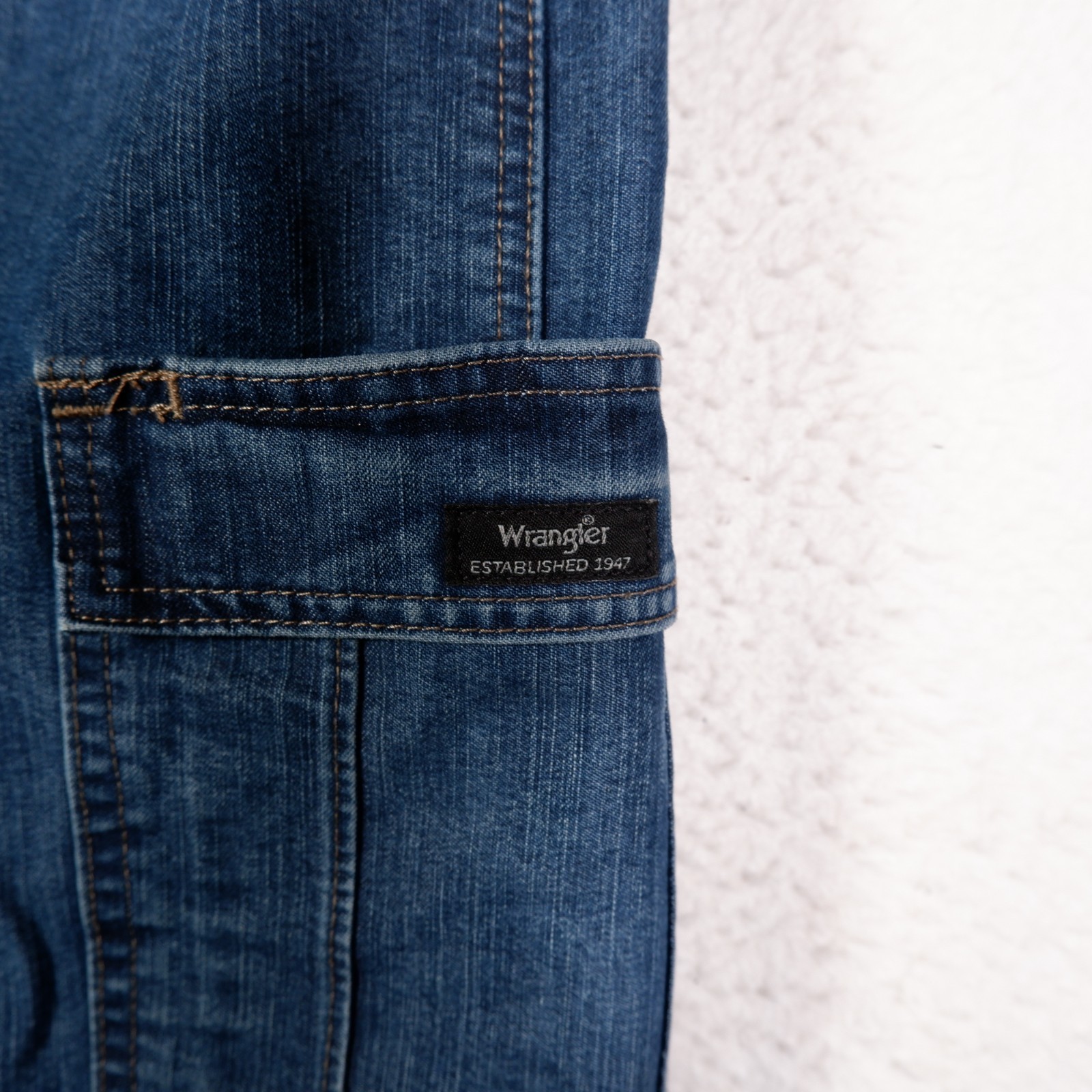 Wrangler Men’s blue Jeans Cargo Pockets 50×30 Medium Wash