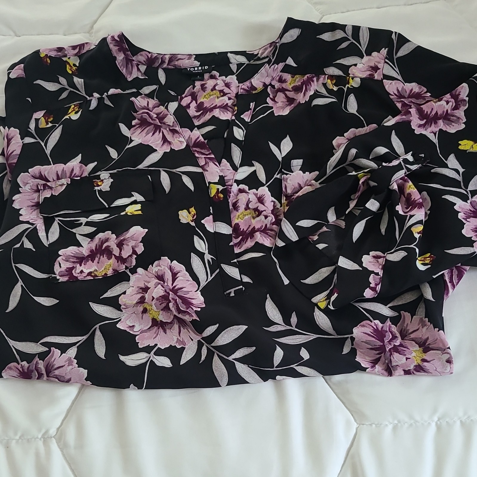 Torrid Womens Plus Blouse 4 Black/Purple Floral Sheer Chiffon 3/4 Sleeve V-Neck