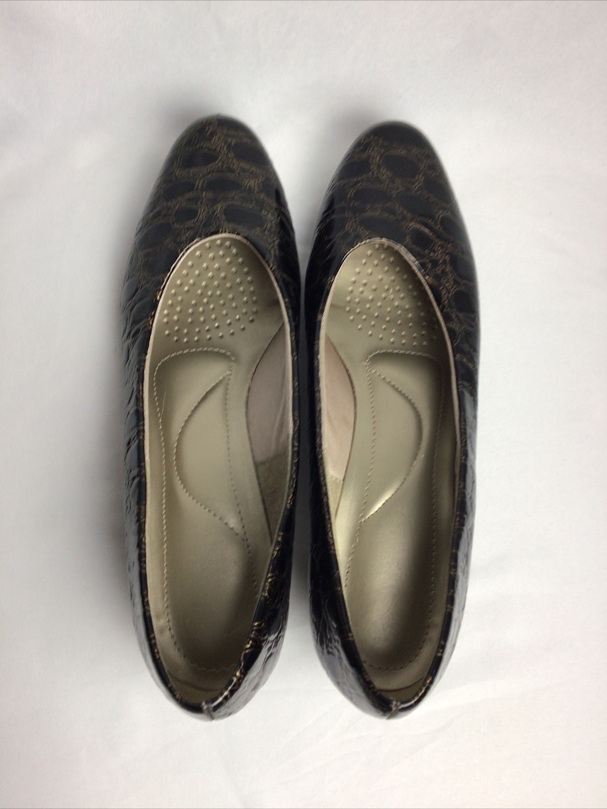 Soft Style Hush Puppies Gold Low Heel Shoes Patent Faux Leather Womens Size 9M