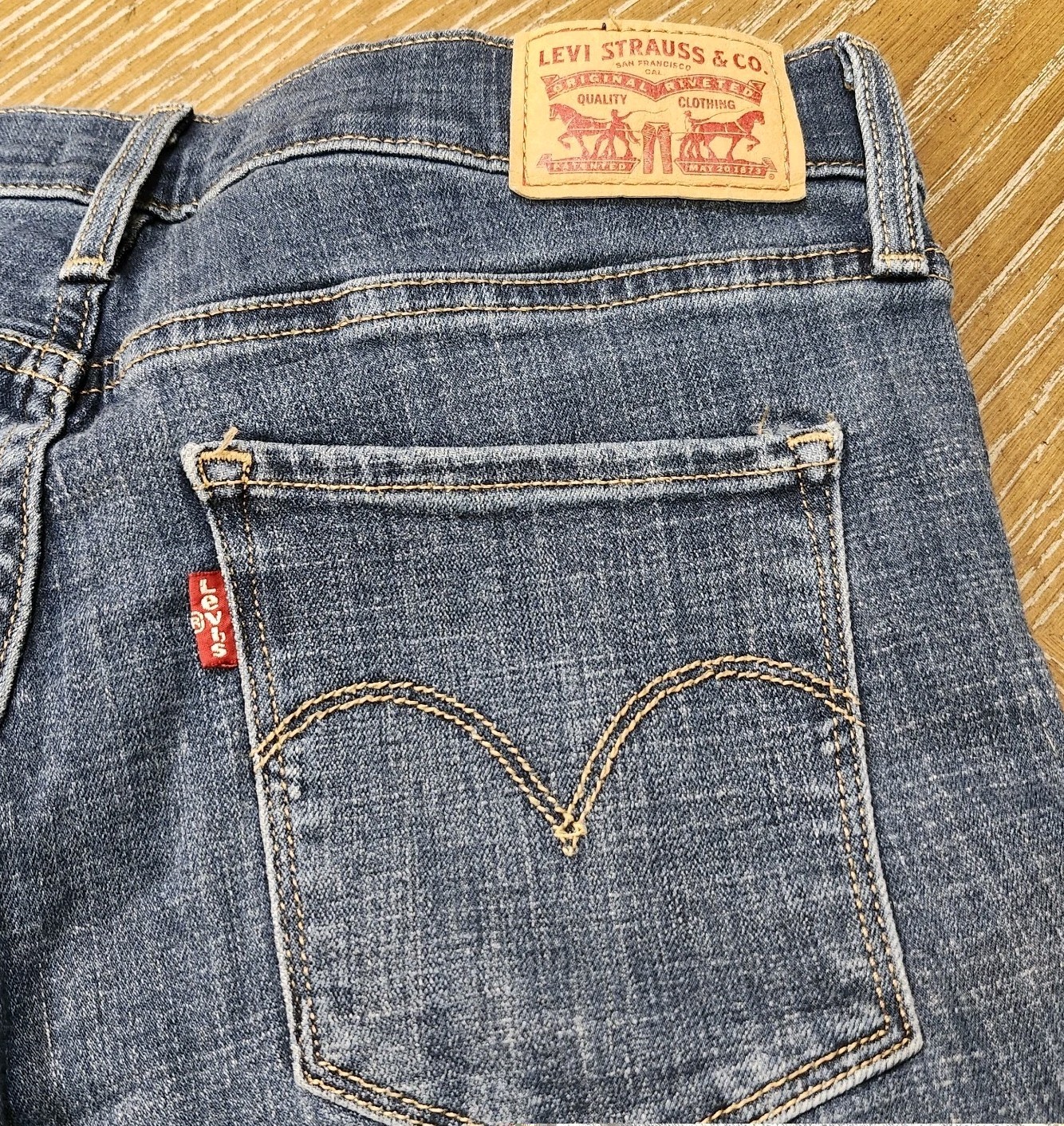 Levi’s 314 Shaping Straight Jeans Medium Wash Denim Womens W29xL30 Stretchy