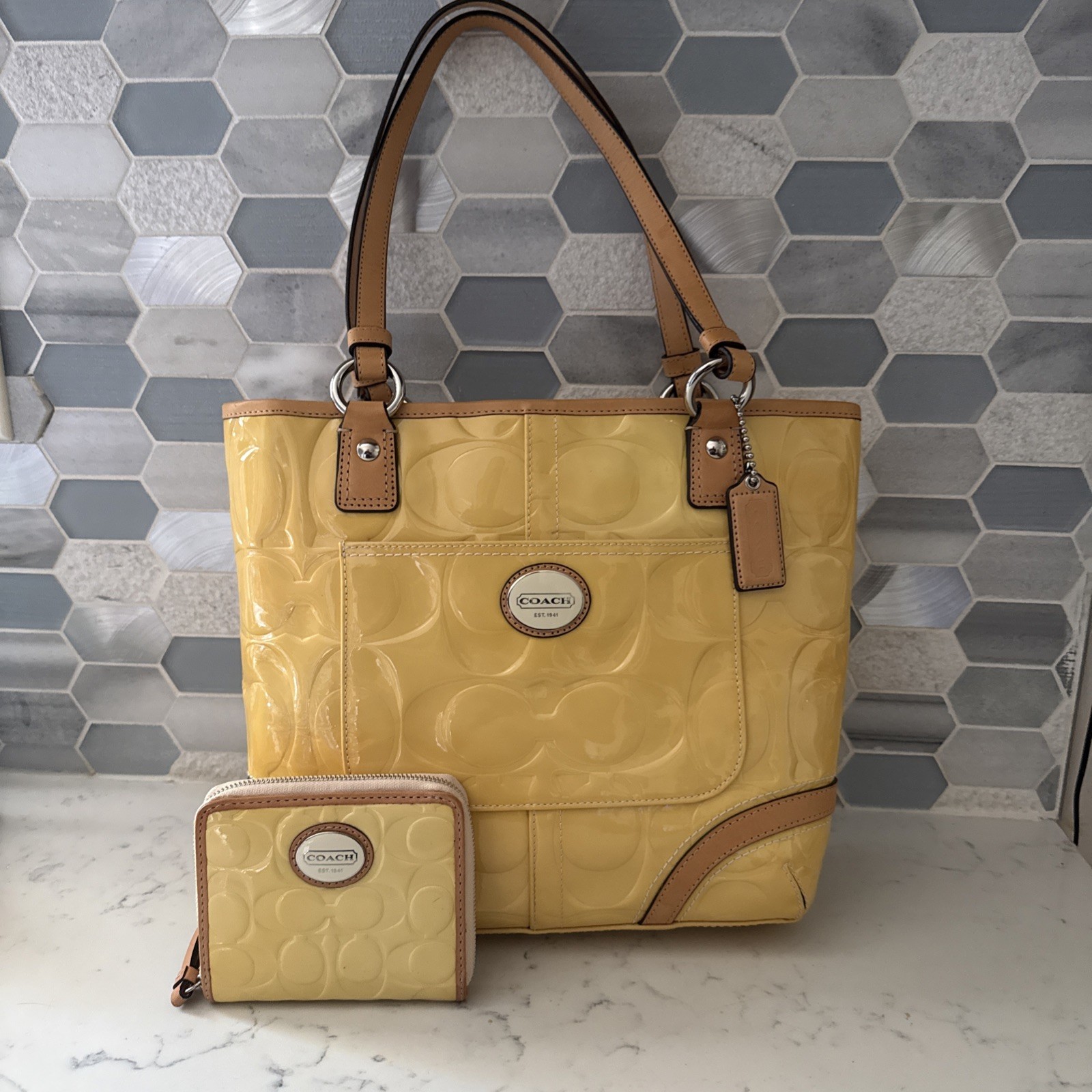 VTG Coach Peyton F22322 Patent Leather Embossed Tote Yellow Tan Trim Bag Wallet