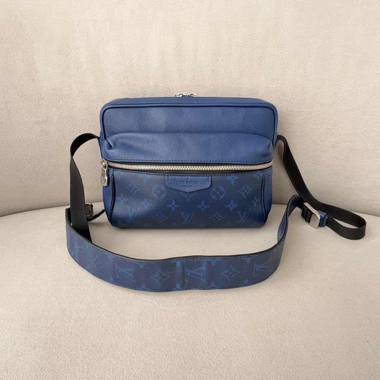 Louis Vuitton outdoor presbyrose leather messenger bag blue (25*18*9)cm