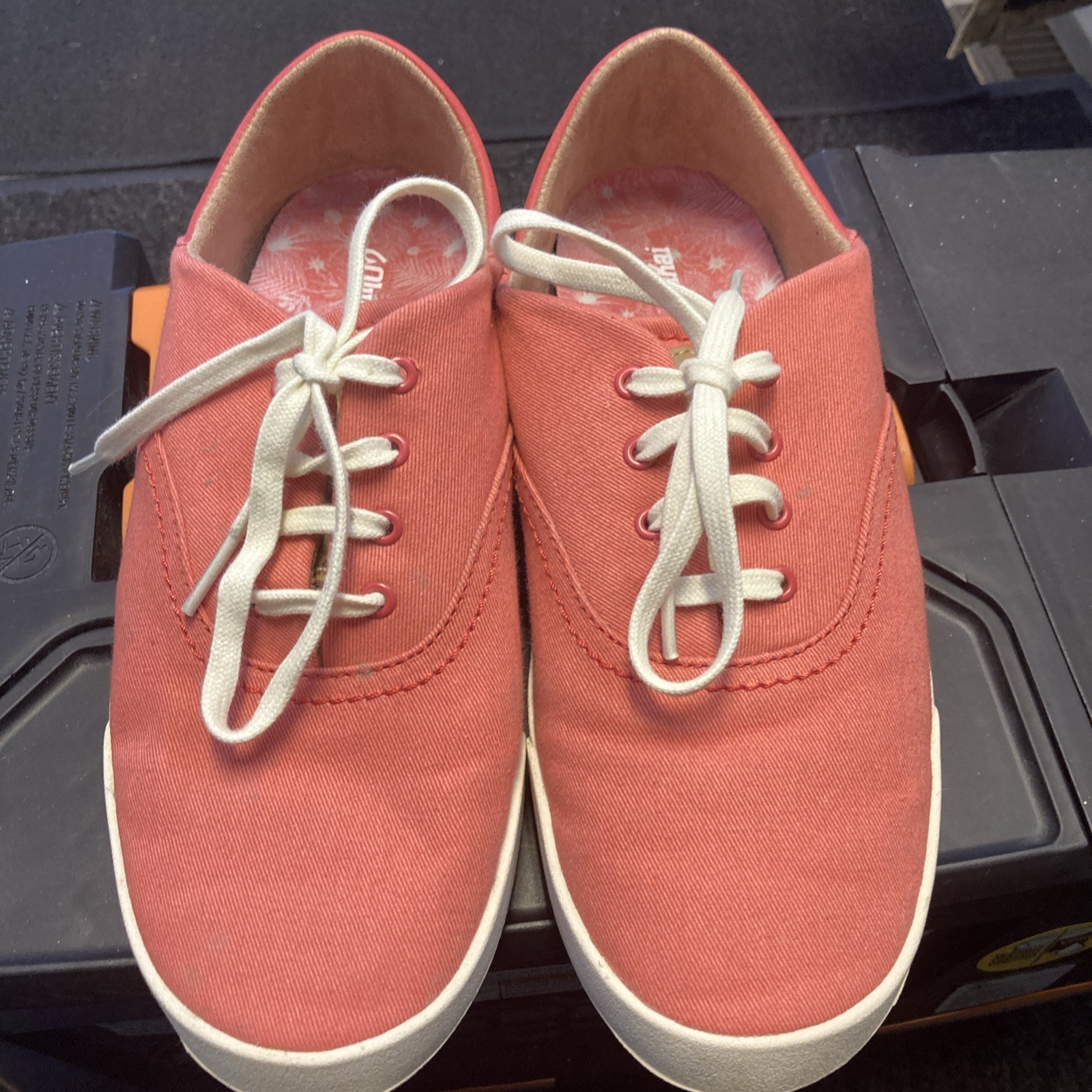 OluKai Kohu Women’s Size 8 SALMON PINK White Sand Casual Sneakers Very NICE