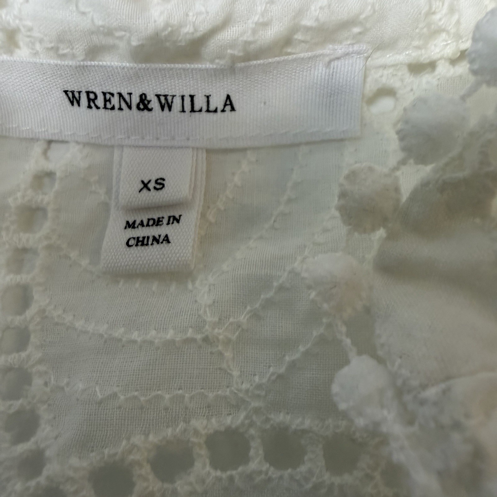 Wren & Willa Women’s White Eyelet, Sleeveless Blouse XS