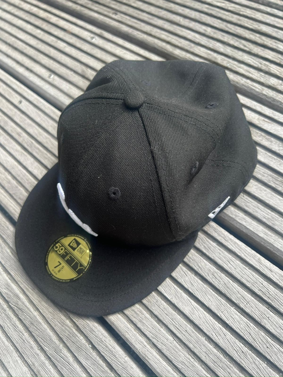 This New Era Los Angeles Dodgers 59FIFTY fitted cap features a black crown and a