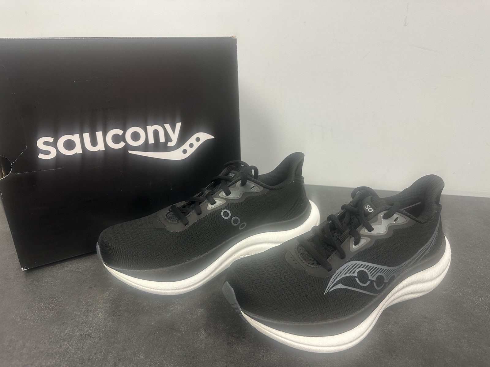 Women’s Size 8.5 B – Saucony Triumph 23 Black White S11023-200