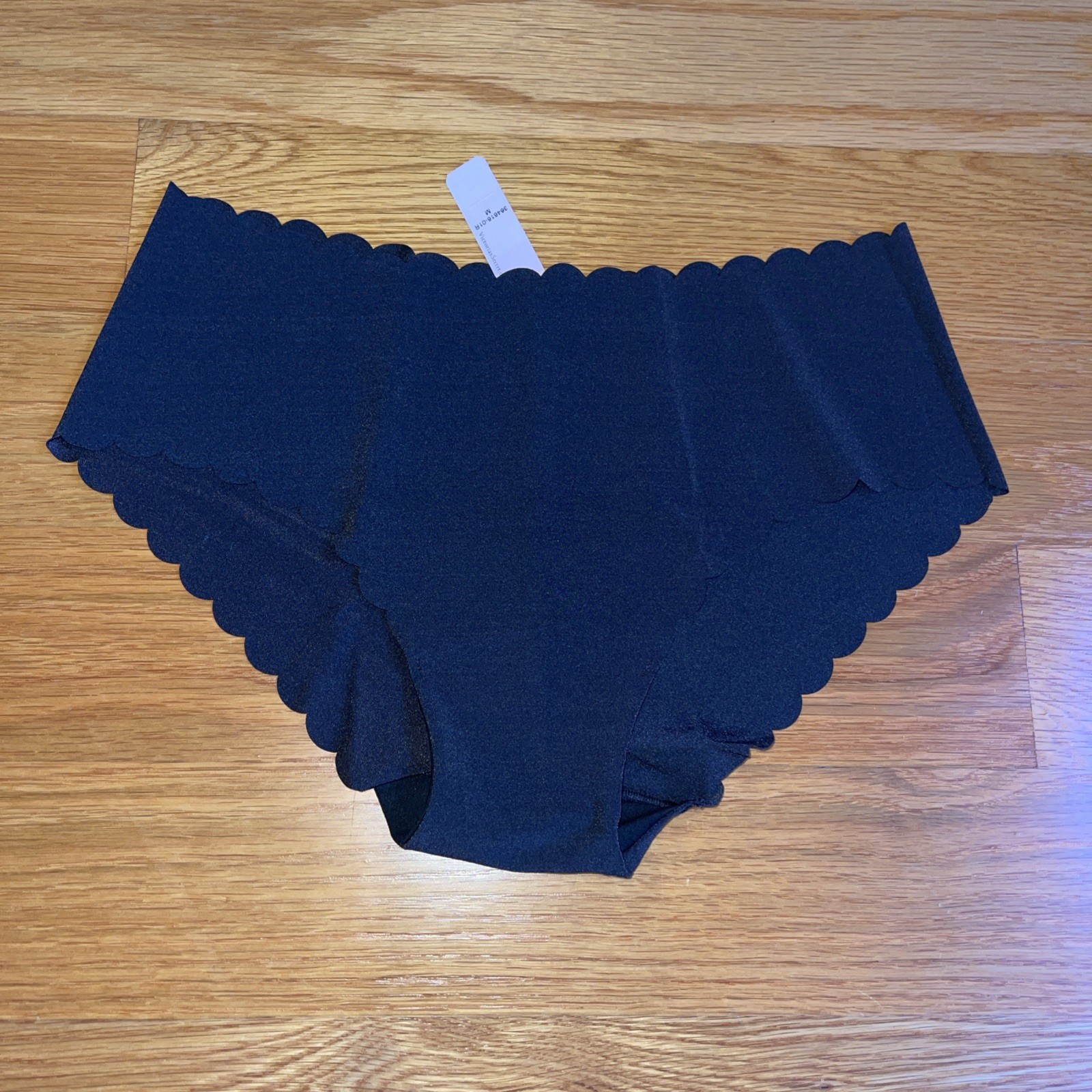 NWT Victoria’s Secret black scalloped edge hiphugger hipster Panties Medium NEW