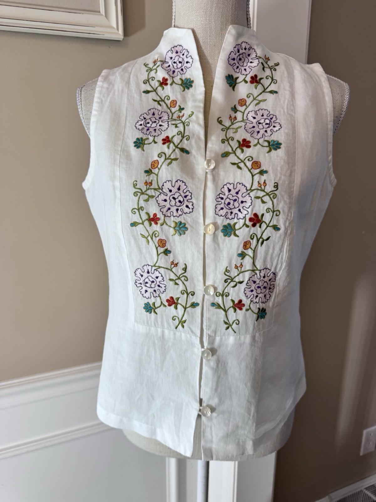JMGoulbourn Women’s Size 10 Embroidered Button Front Sleeveless Top