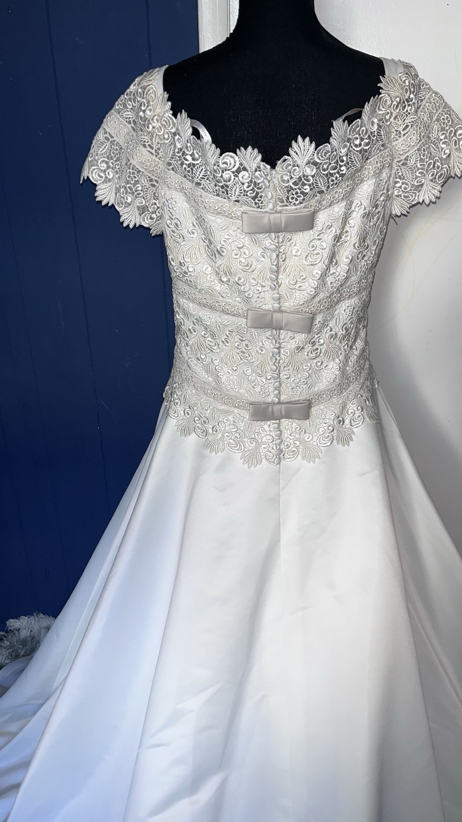 Alfred Angelo White/Ivory Satin A-Line Scoop Neck Cap Sleeve Lace Beaded Train