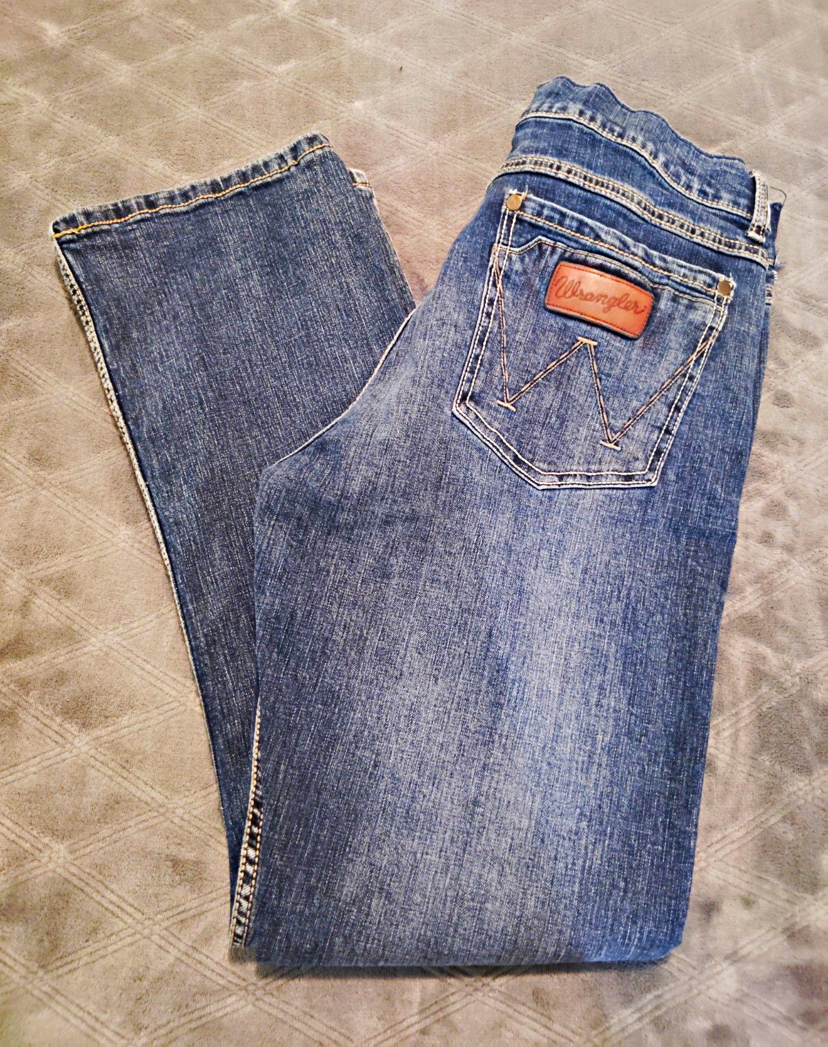 Wrangler Retro Men’s Blue Denim Jeans Medium Wash Slim Bootcut Button Fly