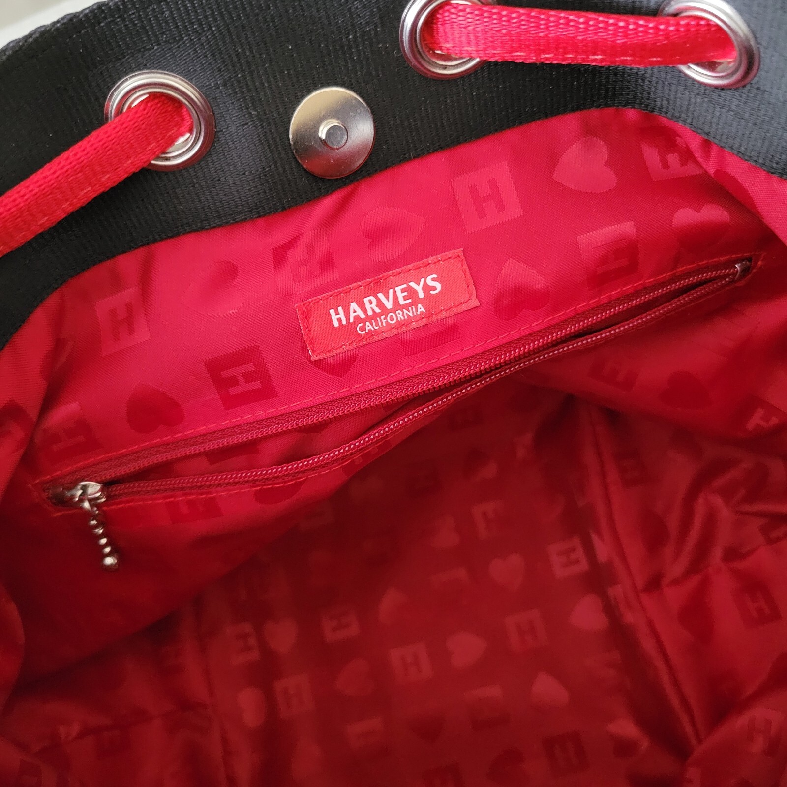 Harveys Strawberry Fields Park Hopper Crossbody Drawstring Bag Black Red EUC