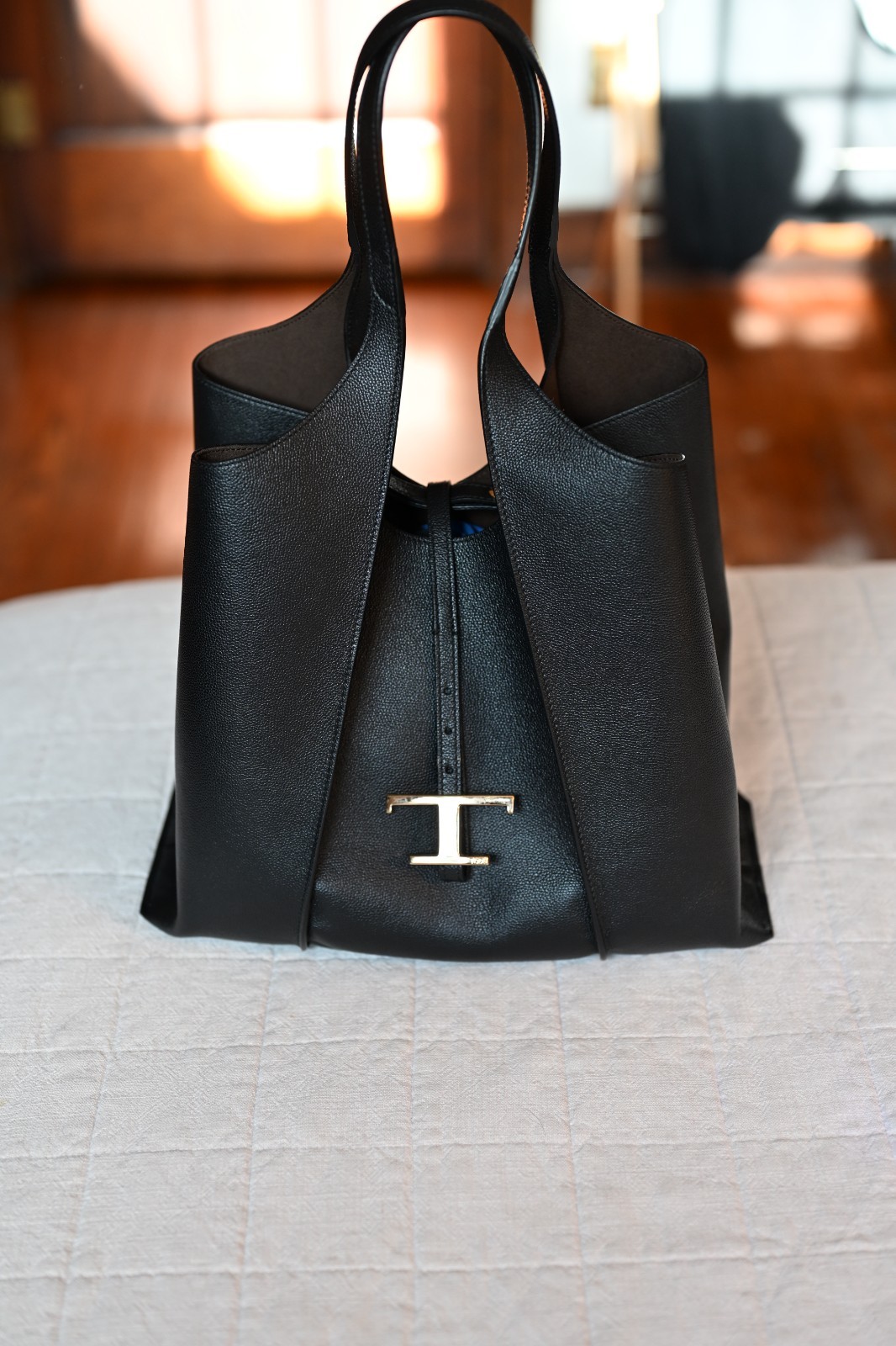 Tods T Timeless Shopping Bag in Black, Medium. Size 18.5 x 11.4 x 5.5 in