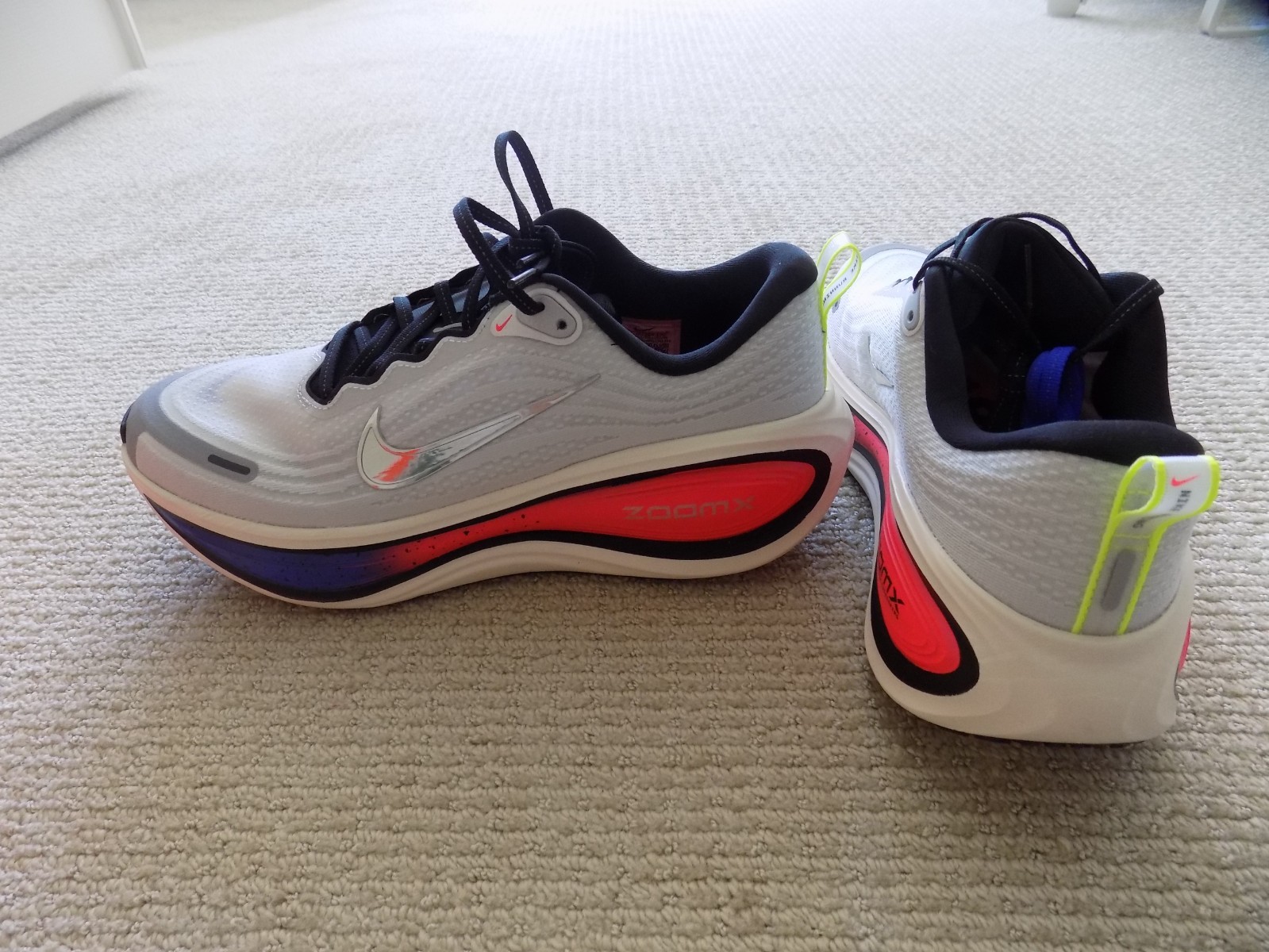 NEW MENS 9 9.5 10 NIKE VOMERO PLUS ROAD RUNNING SHOES WHITE BLACK BLUE IR2984
