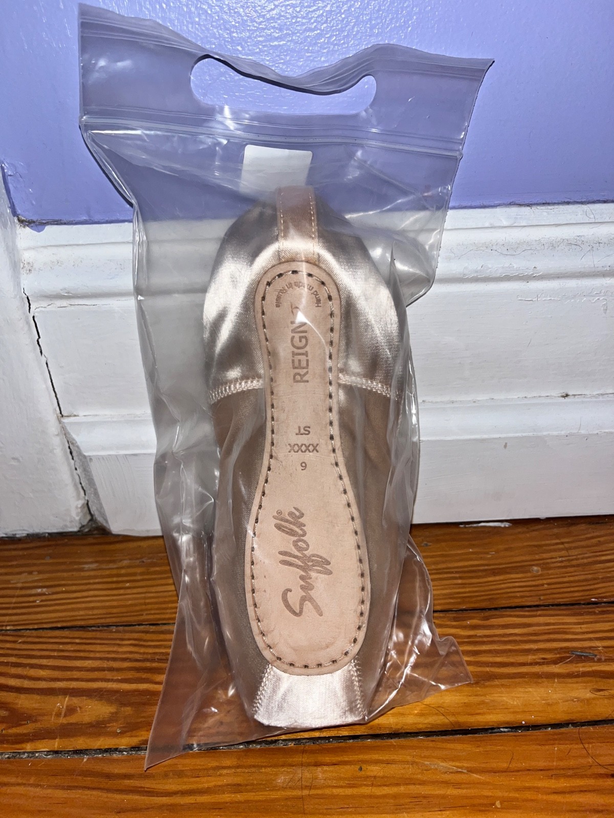 New Suffolk Reign Pointe Shoes (Size 6 4x, ST)