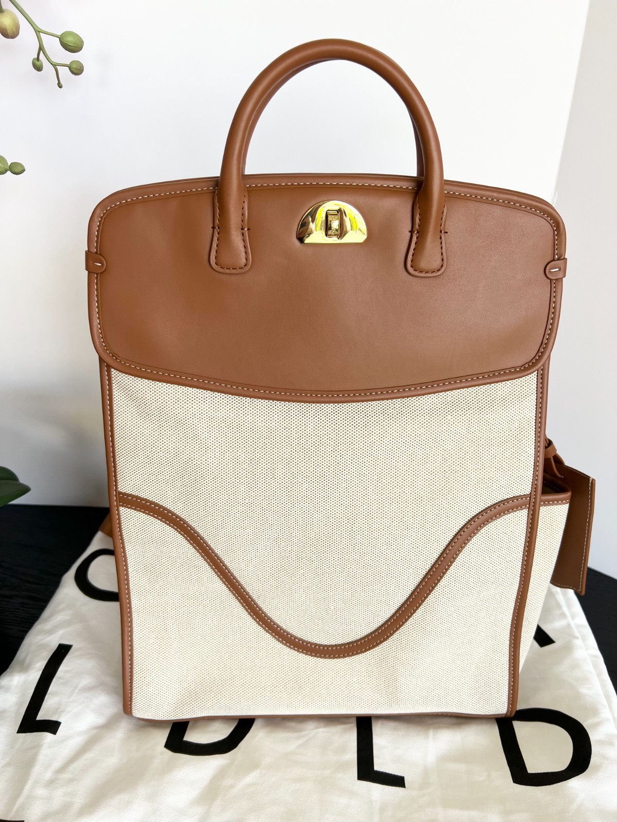 Oleada Coast Backpack Canvas & Vegan Finish in color Sand