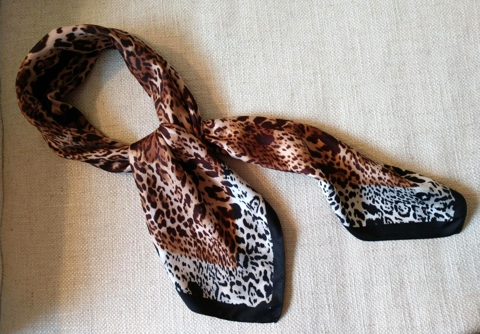 Vince Camuto Leopard Print Designer Signature Scarf 34 x 36 inch – New with tags