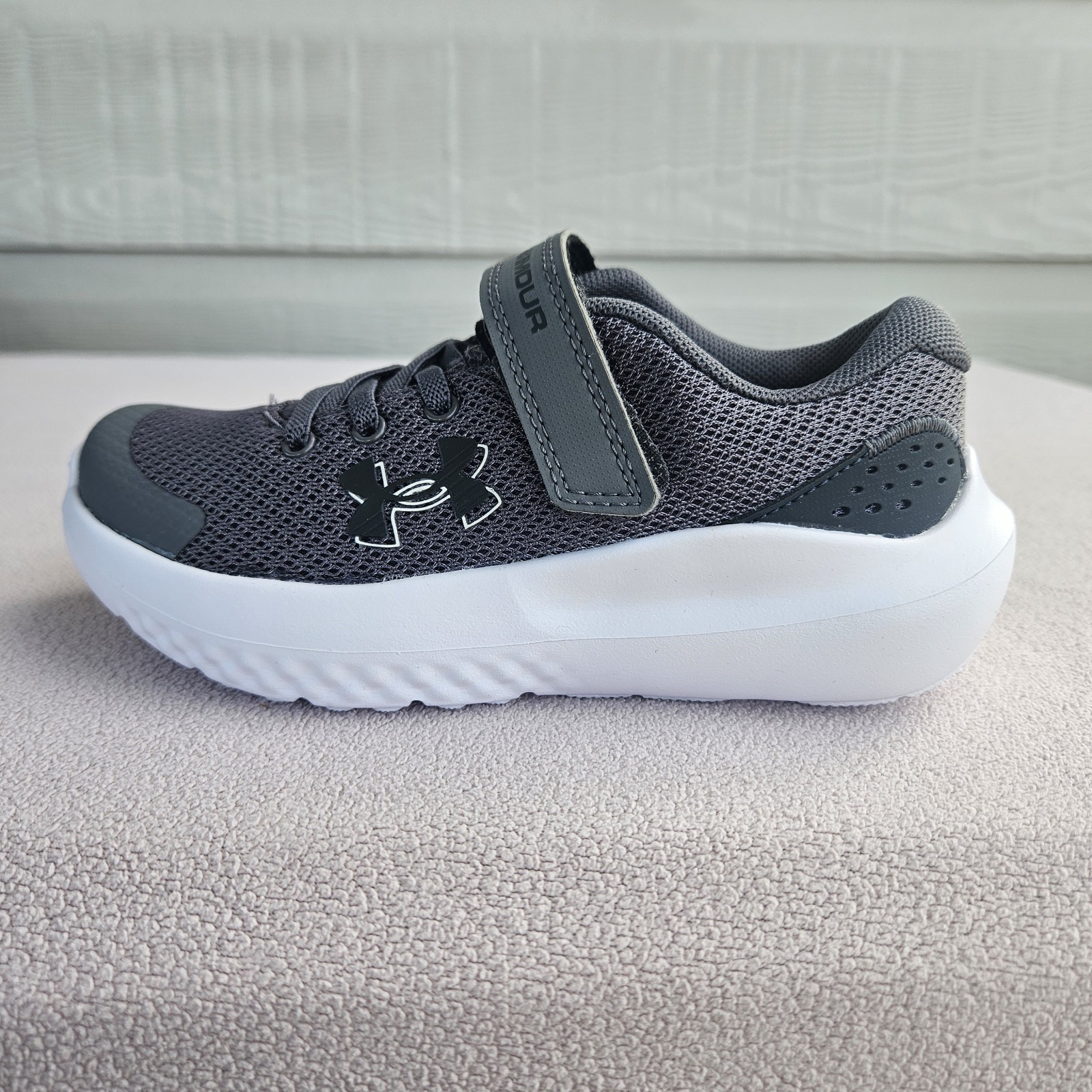 Under Armour UA BPS Surge 4 AC Hook & Loop Sneaker Youth SZ 11K Grey Athletic