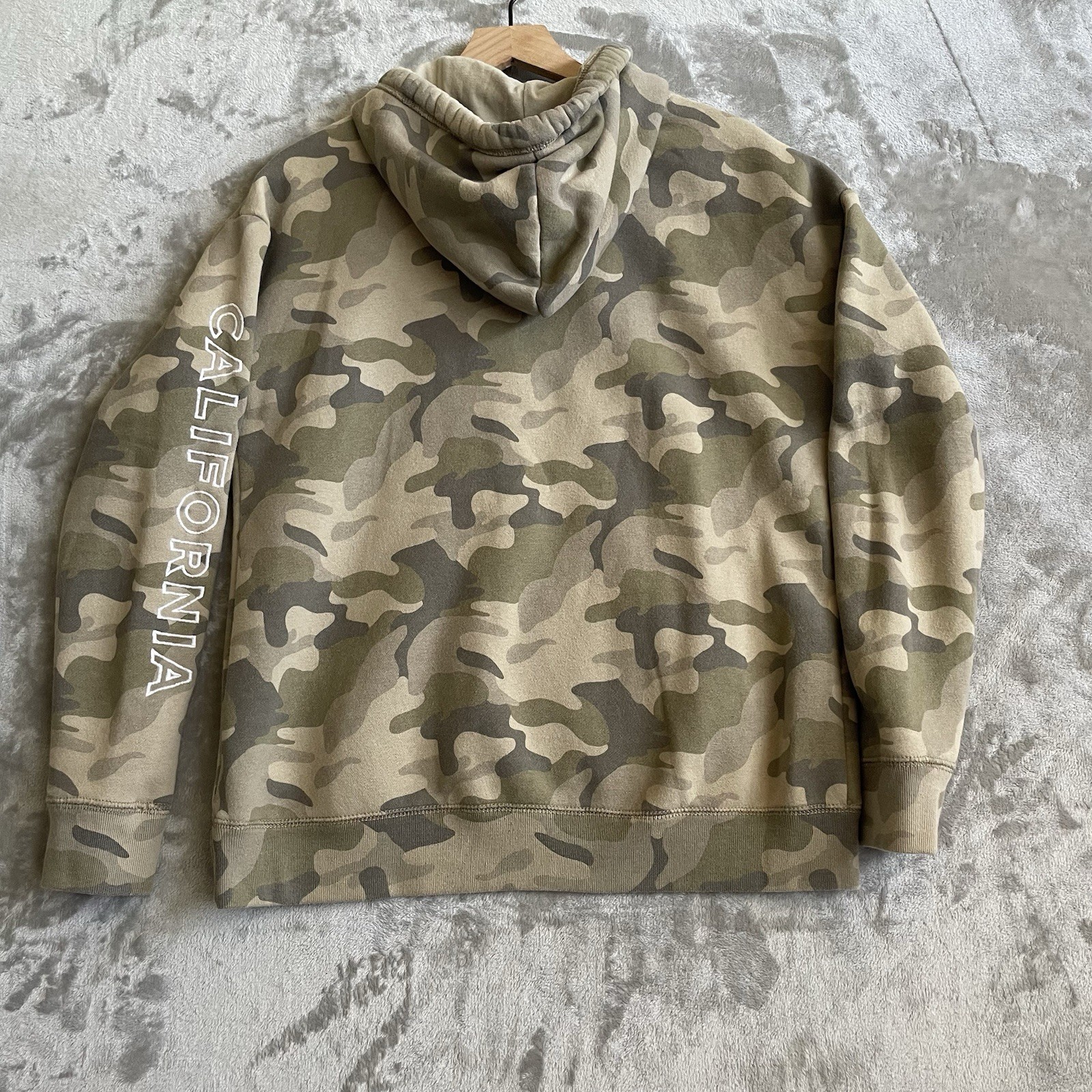 Hollister Hoodi Large Camo Print Pullover Sweatshirt Kangaroo Pocket LA
