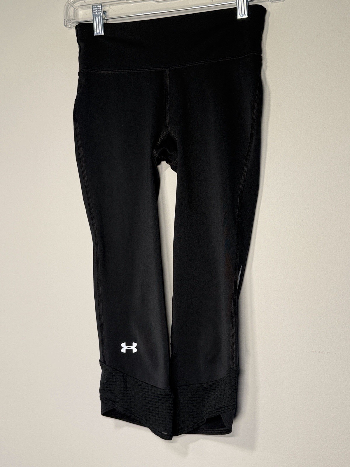 Under Armour Women’s Black Capri Joggers with Mesh Trim. Size XS. SKU AD212-107