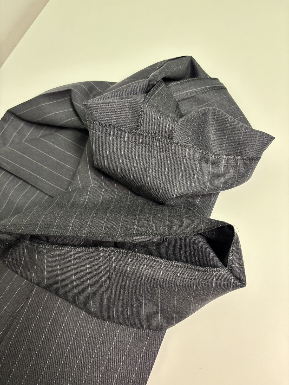 Corneliani Italy Super Fine Wool Suit 48L EU 58 Graphite Pinstripe Luxury
