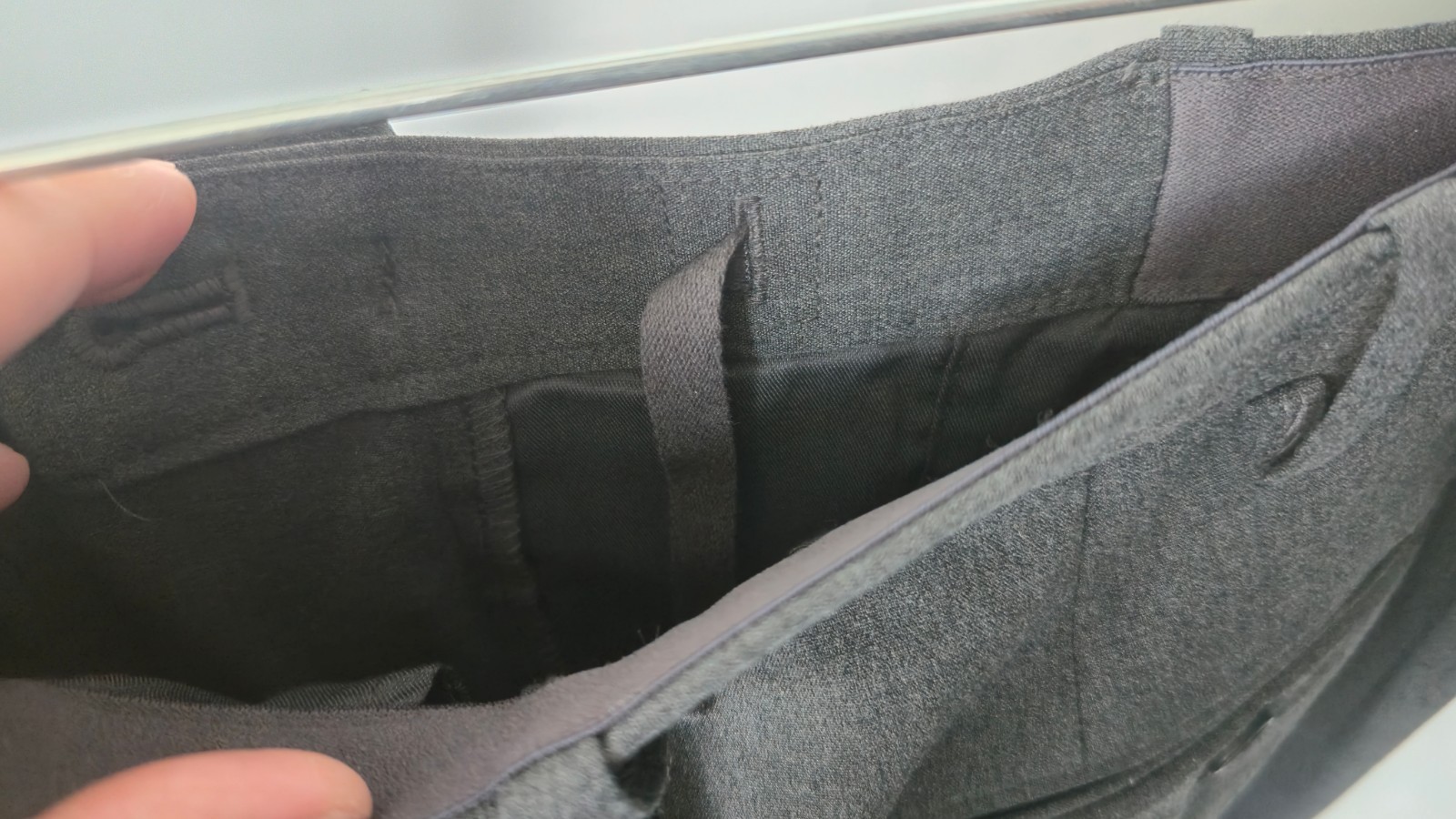UNIQLO Gray Smart Ankle Pants Men’s (2-Way Stretch) – Size Small