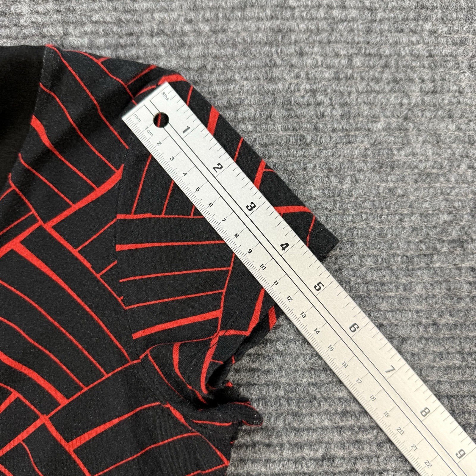 Ann Taylor Petite Medium V Neck Top Black Red Print Short Sleeve Stretch