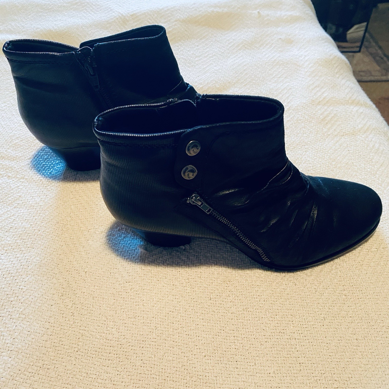 Baretraps Women’s 9 Black Ankle Bootie Boot Side Zipper Block Heel