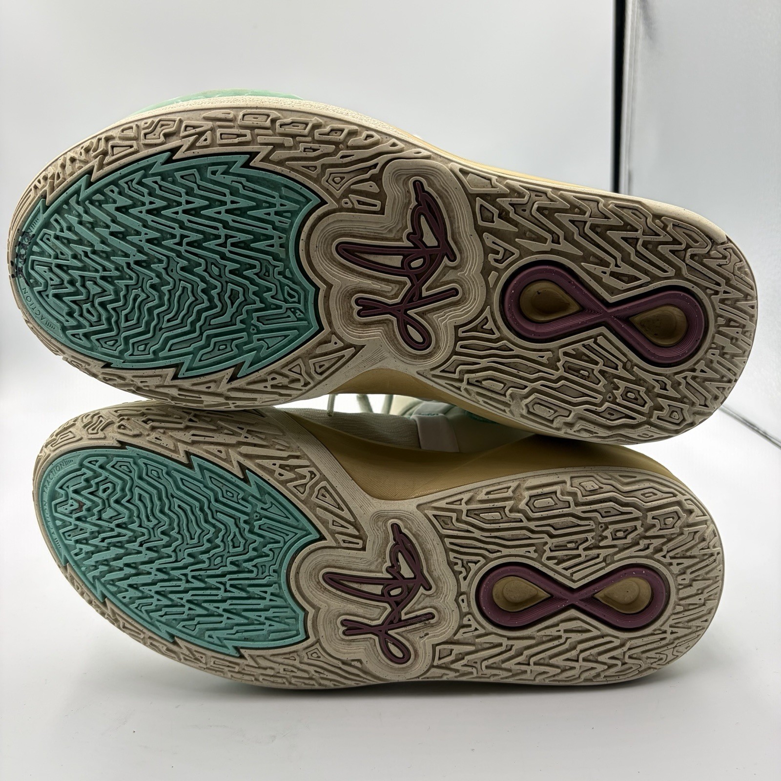 Boy’s Nike Sue Bird x Kyrie Infinity “Golden Tribute” SIze 7Y or W8.5 DD0334-002