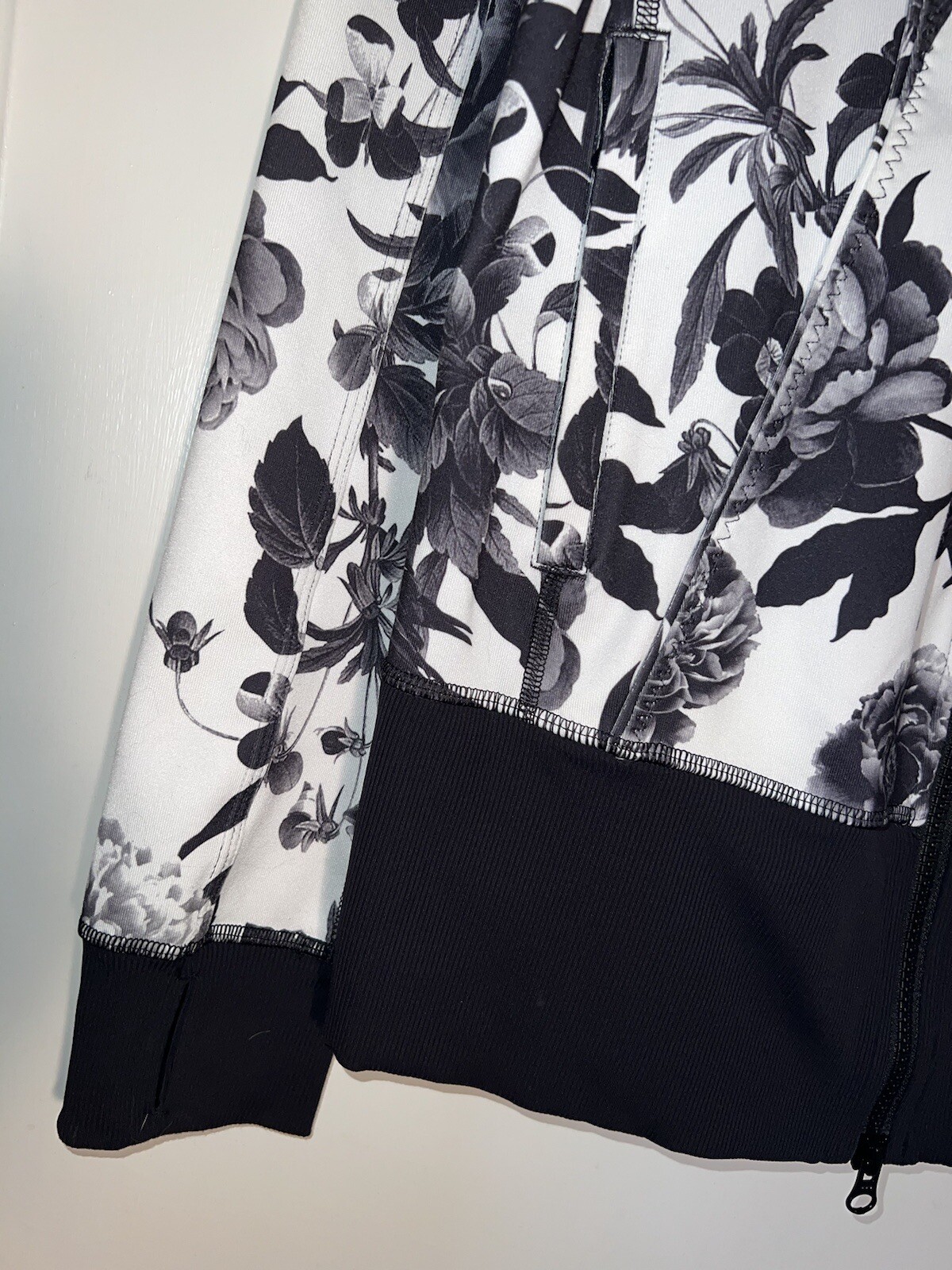 Lululemon asana jacket black white brisk blooms print size 8. d546