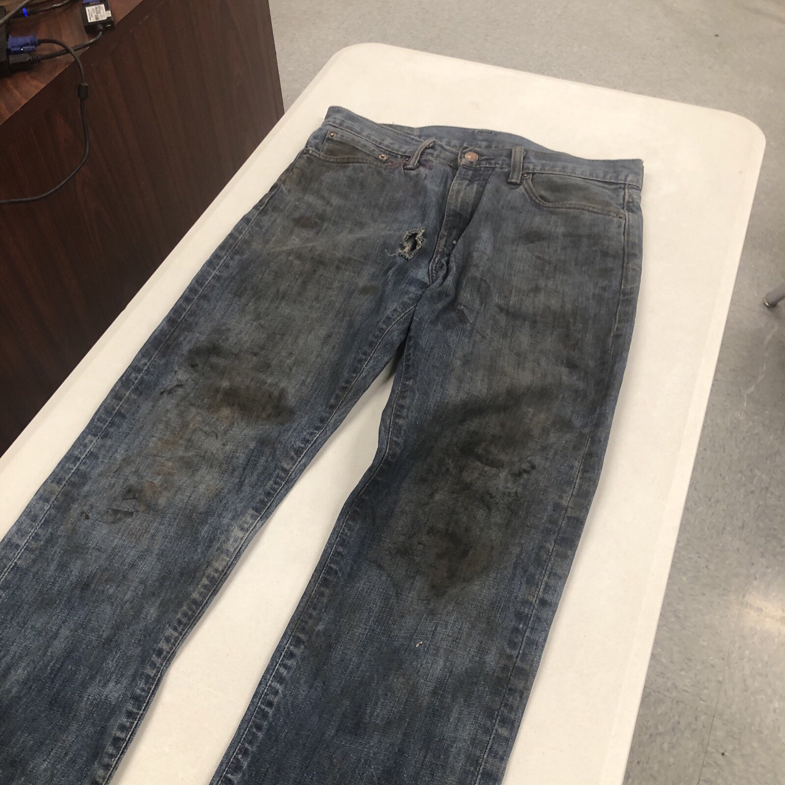 Levi 513 Men’s Slim Straight Fit, Dark Blue, 32×30 See Description Stained Thras