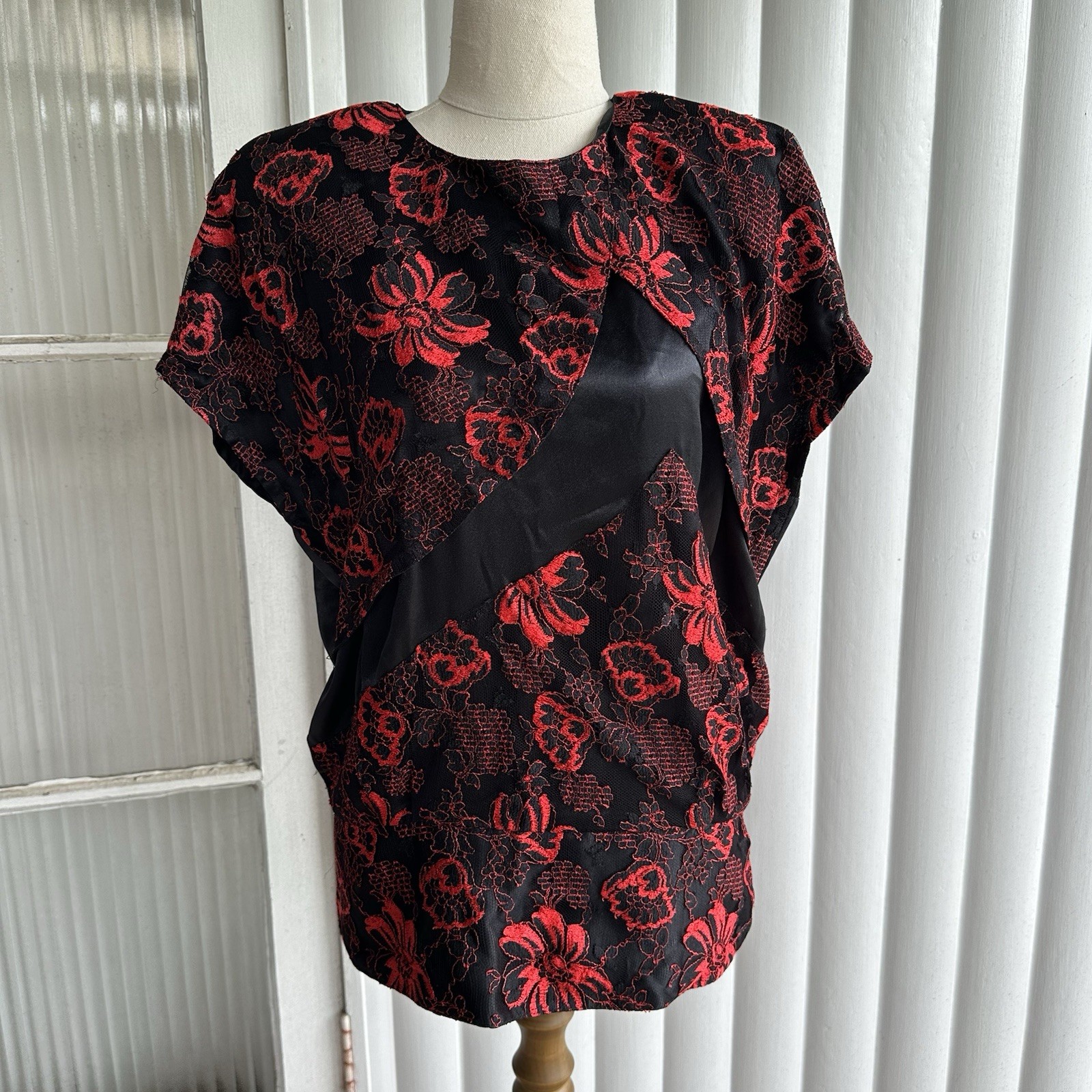 Macci Blouse Women S/M Black Red Layered Lace S/sleeve Shoulder Pad Button Back
