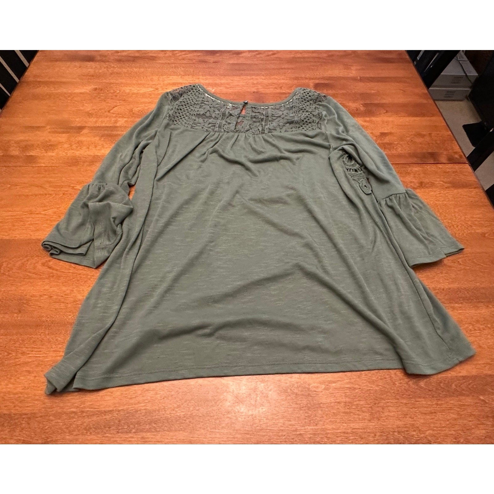 Absolutely Famous Crochet Lace Yoke Olive 3/4 Bell Sleeve Tunic Top – SZ S