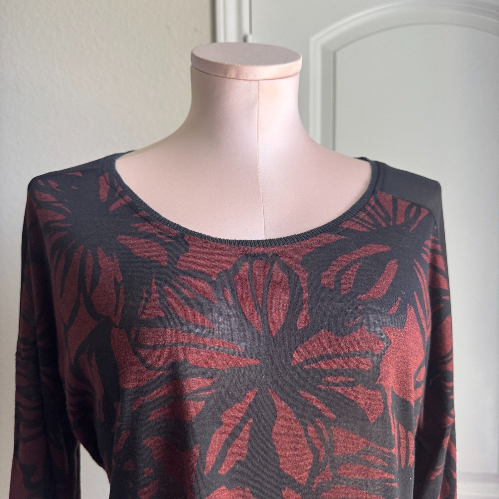 Women’s Vera Wang blouse – M