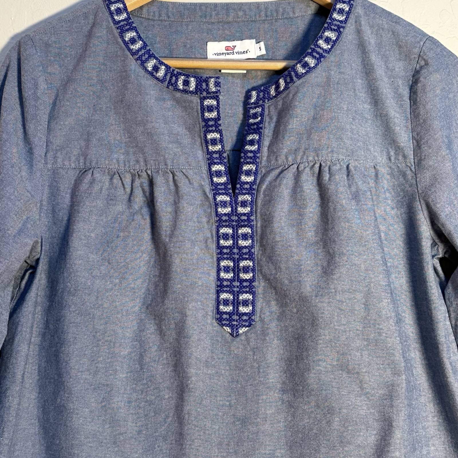 Vineyard Vines Women’s Chambray Embroidered V-neck Long Sleeve Top Size S