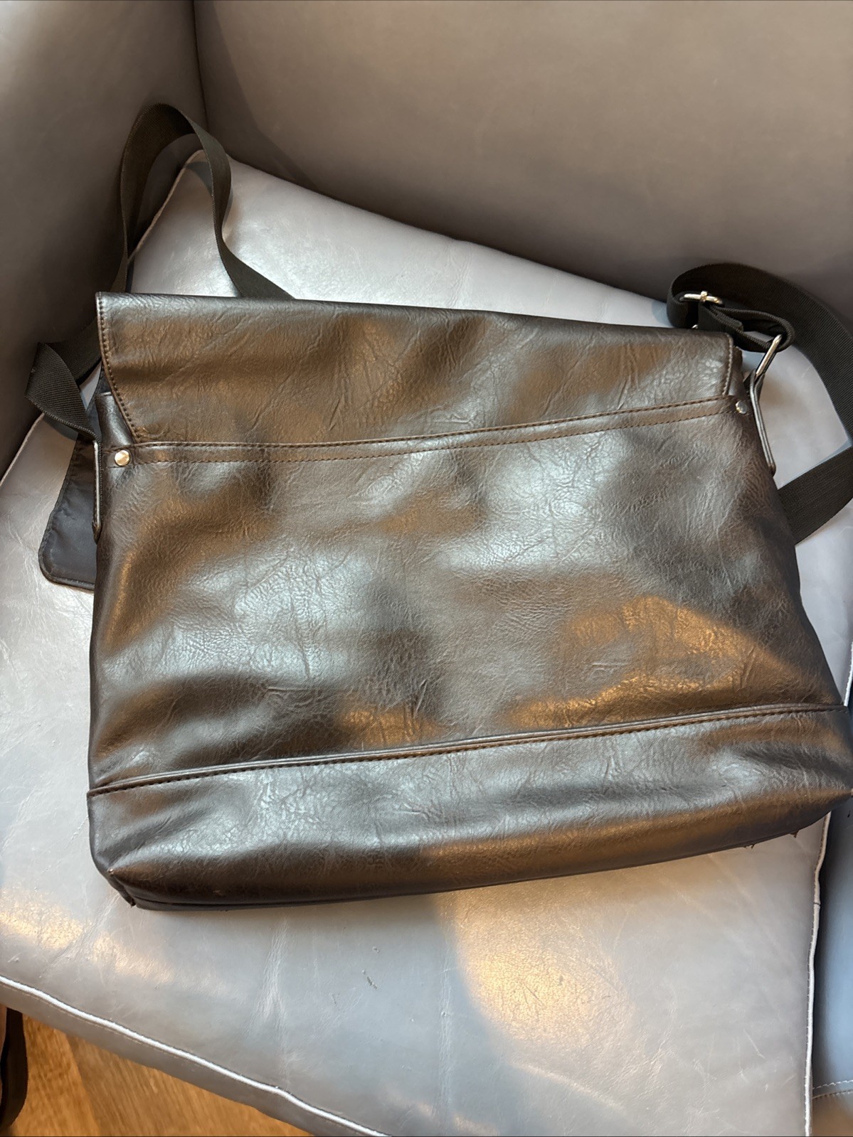 Kenneth Cole Reaction Colombian Leather Crossbody 15.6″ Messenger Bag