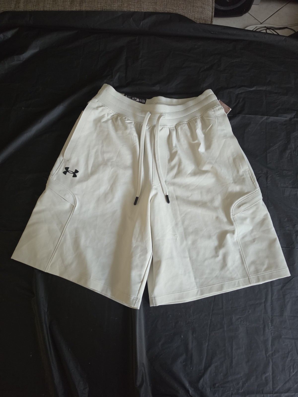 UA Sportwear WVN Cargo Short 1388018 Men’s Size Small Cream Light Khaki