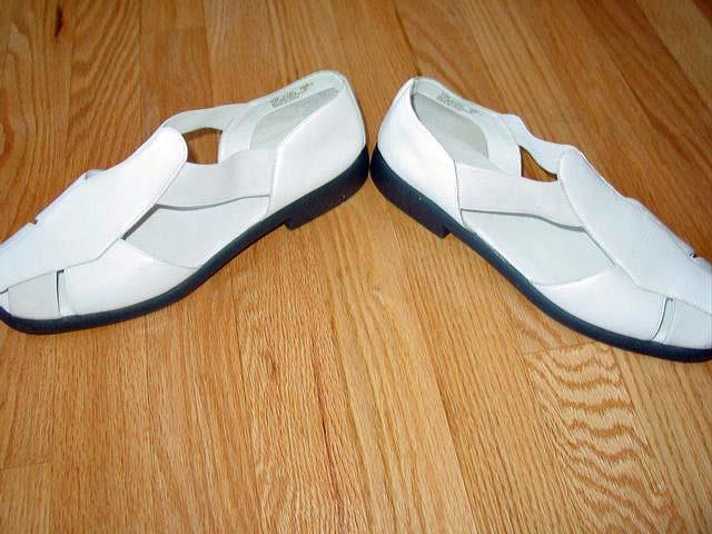 (2) pair Women’s CROSSROADS (1) WHITE & (1) BLACK – Fisherman Casual SZ- 9 1/2 M