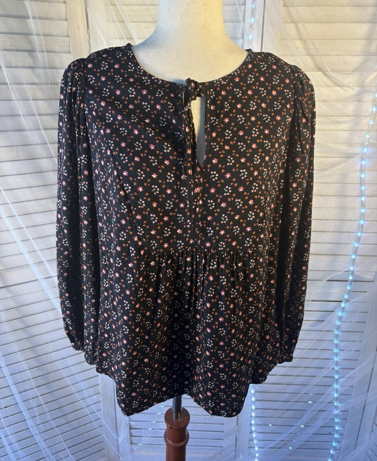 Universal Thread Black Floral Tie Neck Blouse Round Neck Woven Rayon M