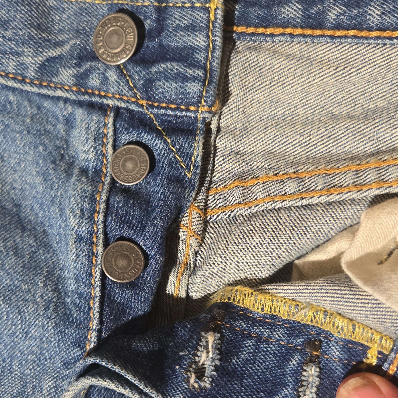 Levi’s Men’s Medium Wash Blue Denim Jeans Straight Leg Regular Fit 5-Pocket