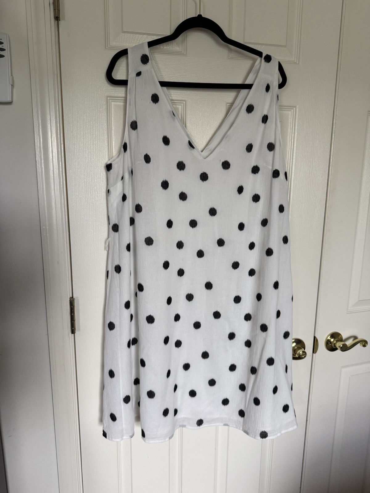 a.n.a Women’s White/Black Polka Dot Sleeveless V-Neck Tank Top XL