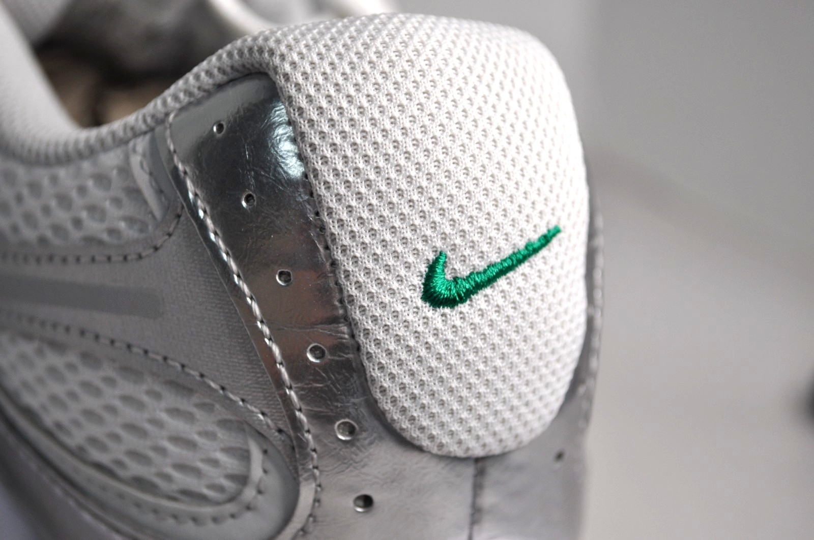 Nike V5 RNR White Malachite Green HJ5228-100 Men’s Size 13 New NWT