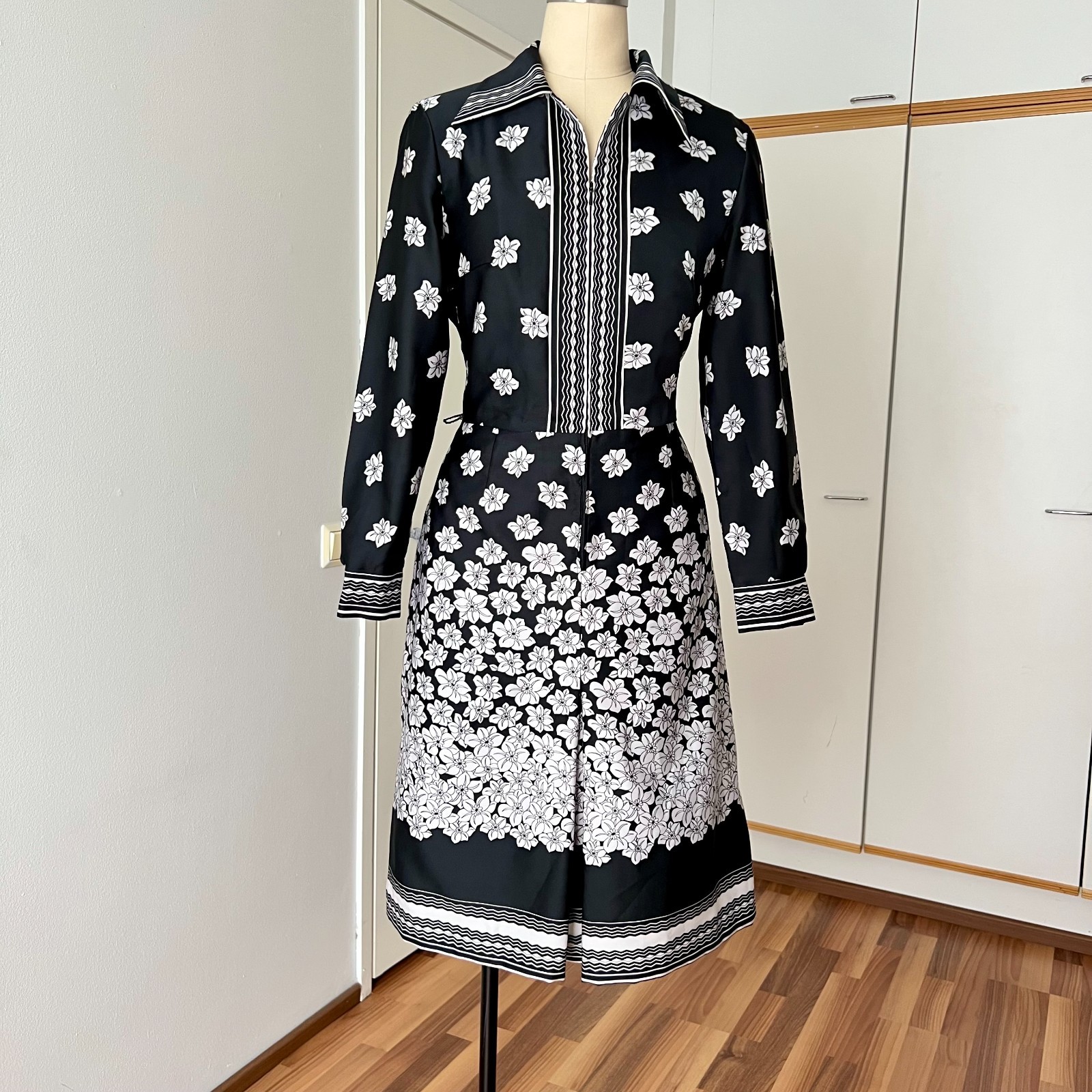 1970s TREVIRA Dagger Collar Floral Shirt Dress Border Print Long Sleeves Midi 42