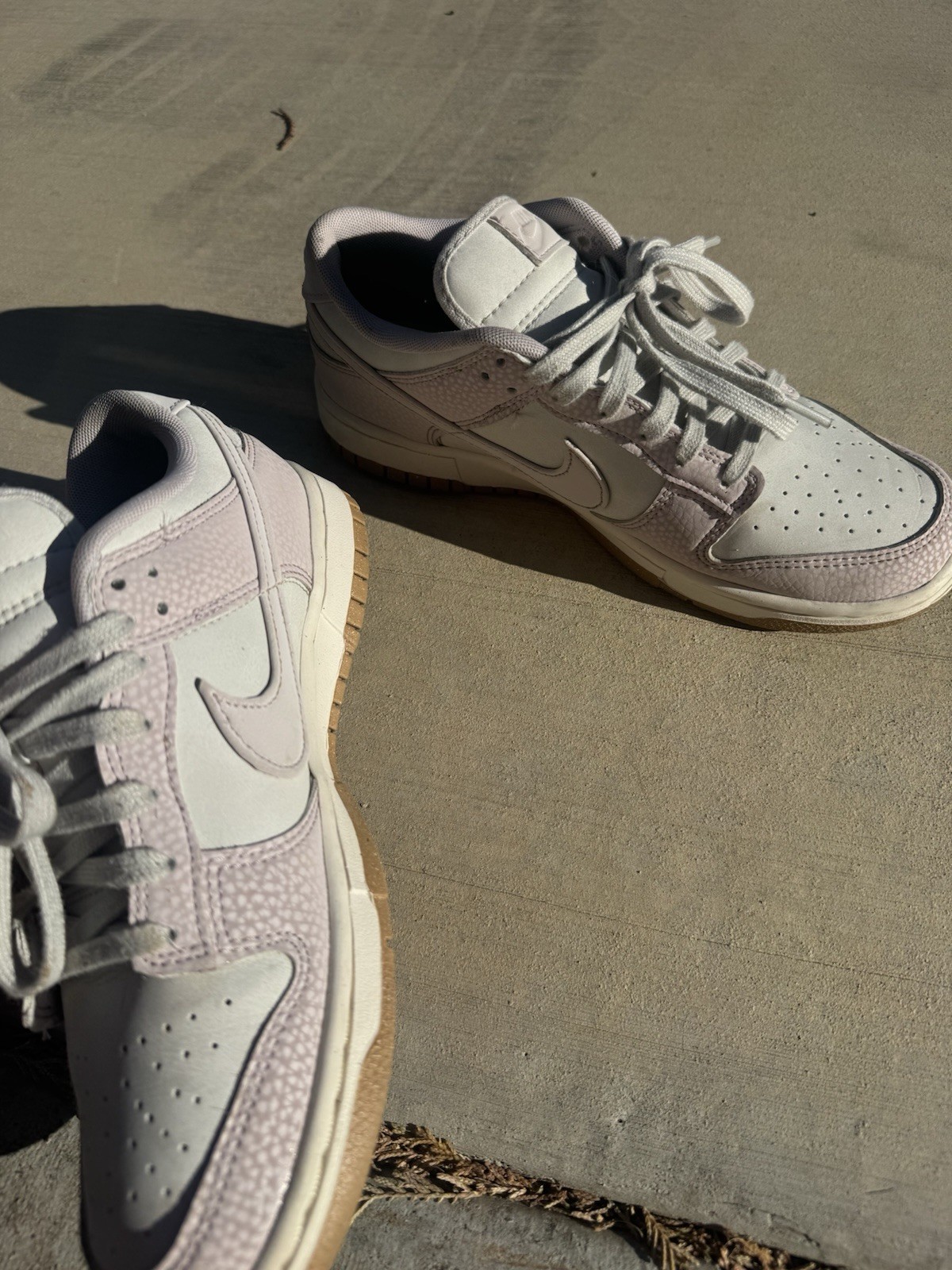 Nike Unisex Low Top Lace-Up Athletic Sneakers White/Pink Pre-Owned Good