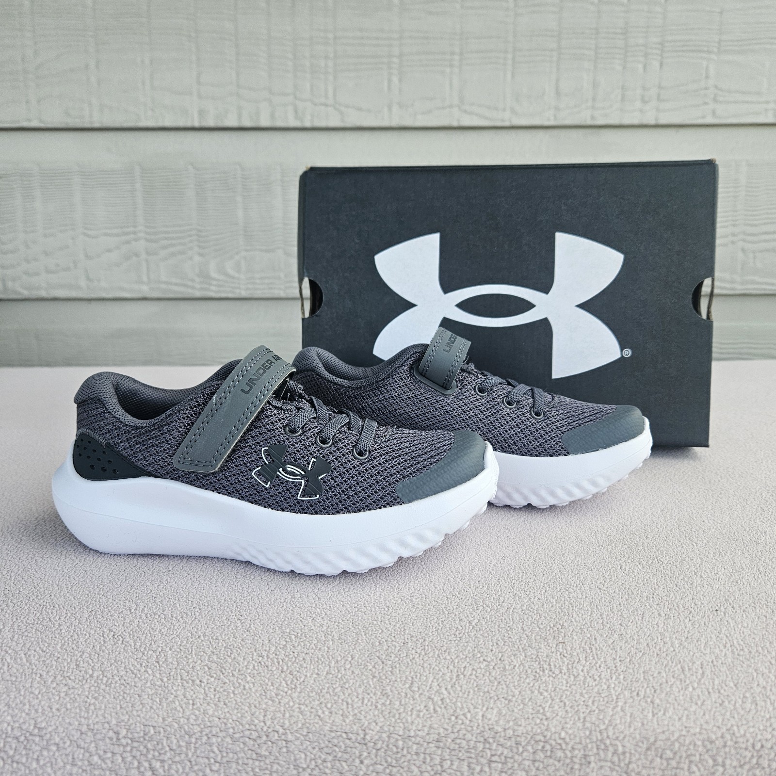 Under Armour UA BPS Surge 4 AC Hook & Loop Sneaker Youth SZ 11K Grey Athletic