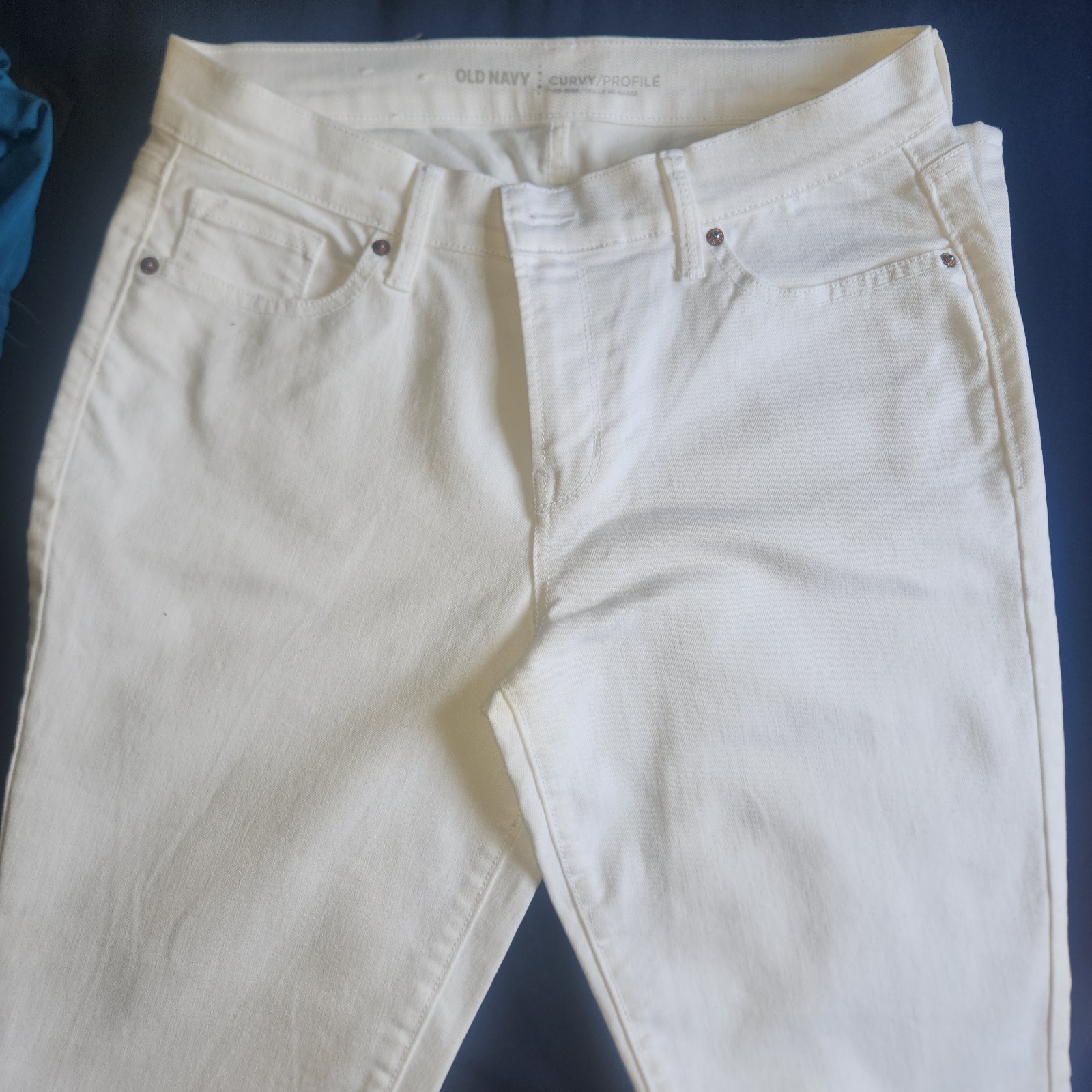 Womens OLD Navy Mid -Waist Curvy, White Jeans Size 8, Slightly Used.
