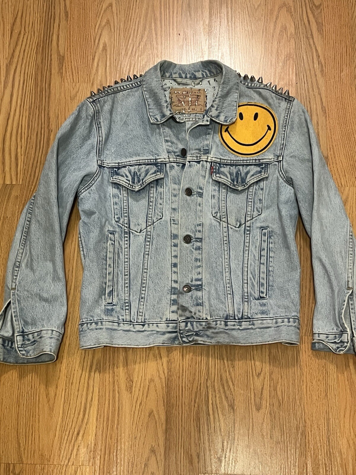 vintage LEVI’S Studded SPIKES Custom Jean Jacket SZ SMALL PATCHES PEACE SIGN 🙂