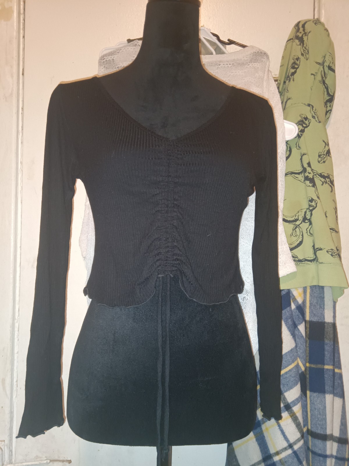 Black Solid V-Neck Cropped Top Long Sleeve Ruched Drawstring Ruffle Accent L