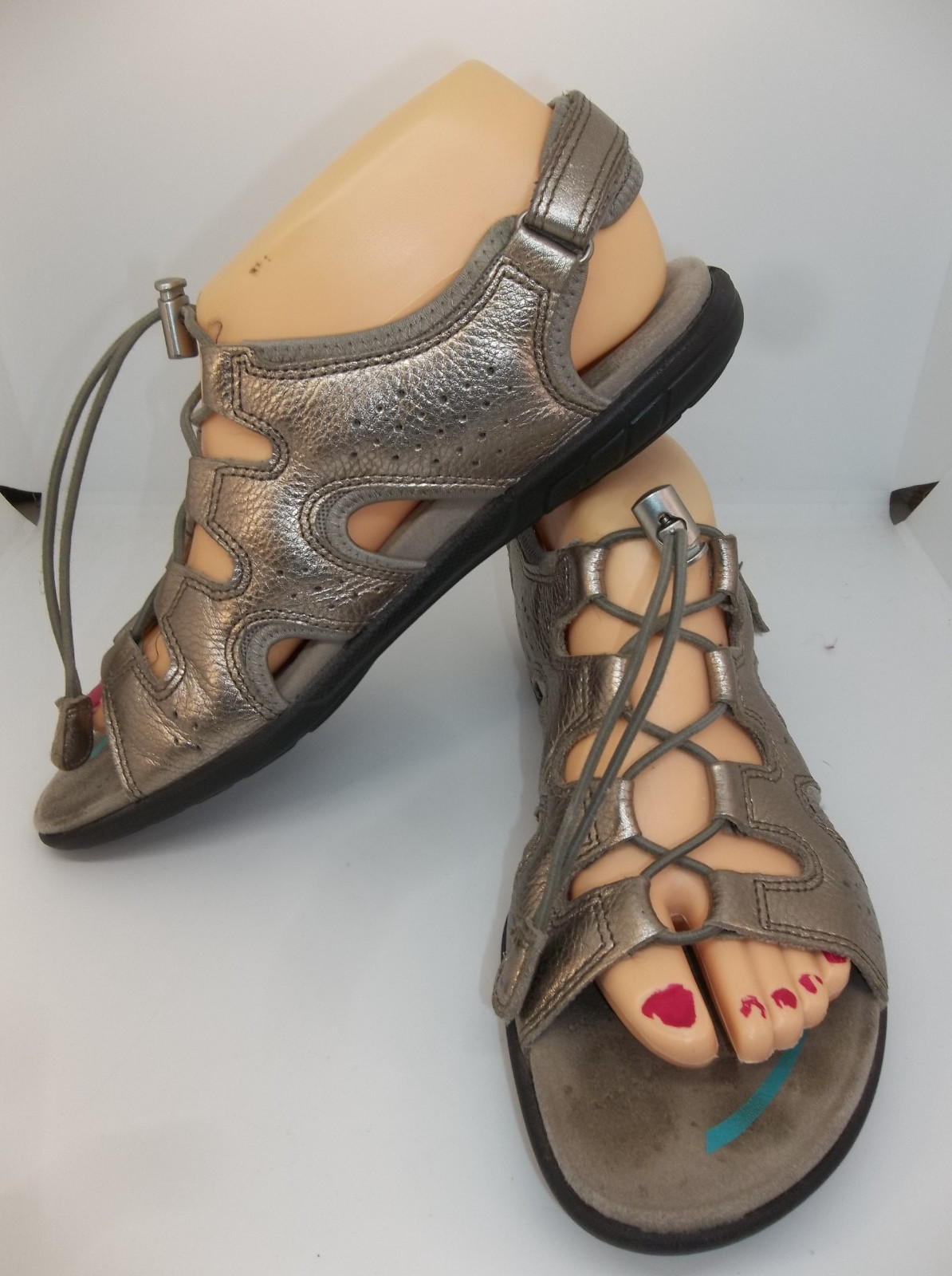 ECCO WOMENS SILVER METALLIC BLUMA TOGGLE GLADIATOR SANDAL SIZE 8 LEATHER