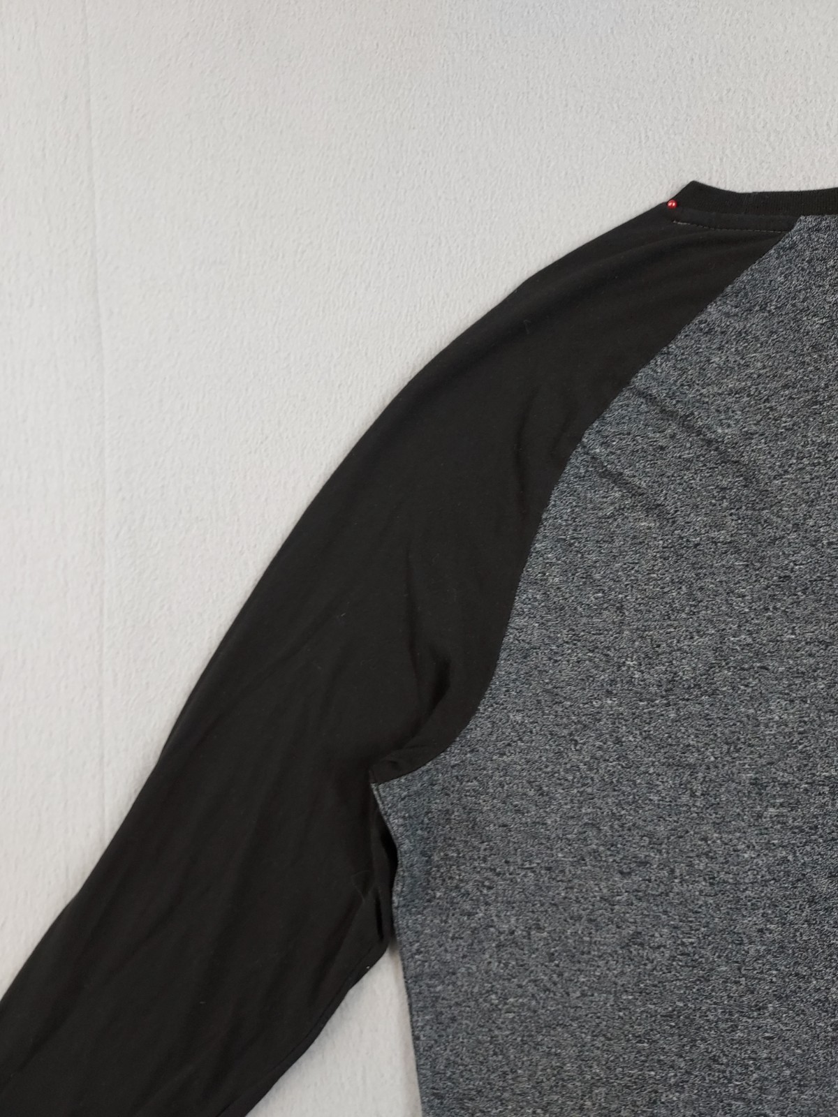 Old Navy Men Athletic Top M Black Gray Crew Neck Long Raglan Sleeve Logo Active