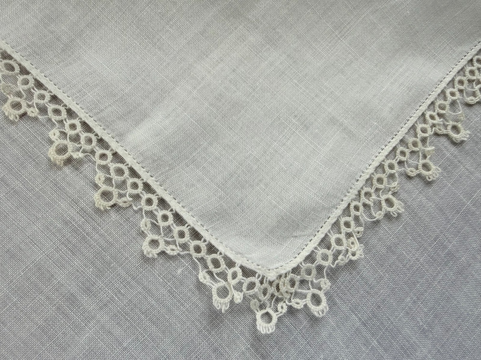 VINTAGE HANKY WHITE HAND TATTED EDGING LINEN CENTER WEDDING FORMAL 1930-40s